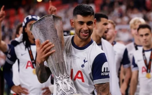 Cristian Romero vistiendo la camiseta del Tottenham Hotspur en un encuentro de la Premier League.