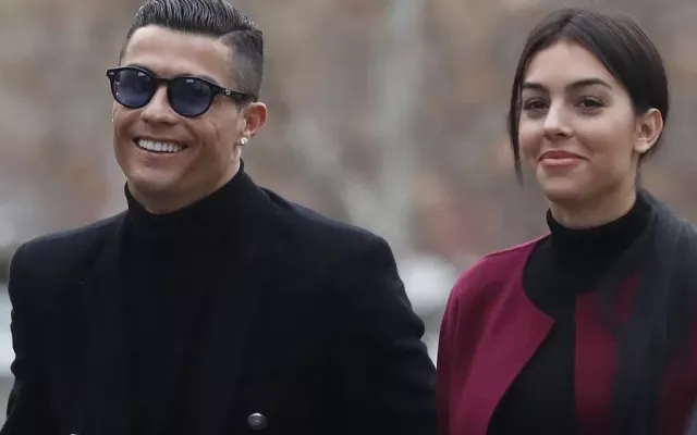 Fotografía publicada por Cristiano Ronaldo y Georgina Rodríguez mostrando sus manos con alianzas.