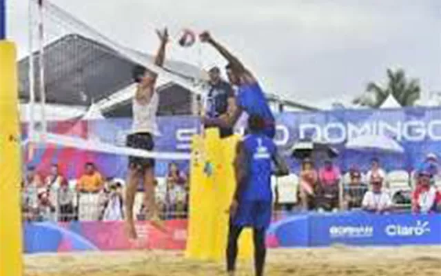 Dupla de voleibol de playa celebrando en la arena durante los Juegos Centroamericanos y del Caribe Santo Domingo 2026.