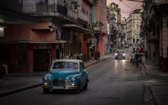 Documento de licencia de conducción cubana sobre una superficie.