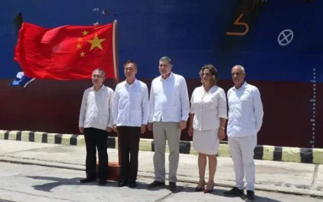 Ceremonia de recepción del donativo de arroz chino en Cuba con la presencia de autoridades de ambos países.