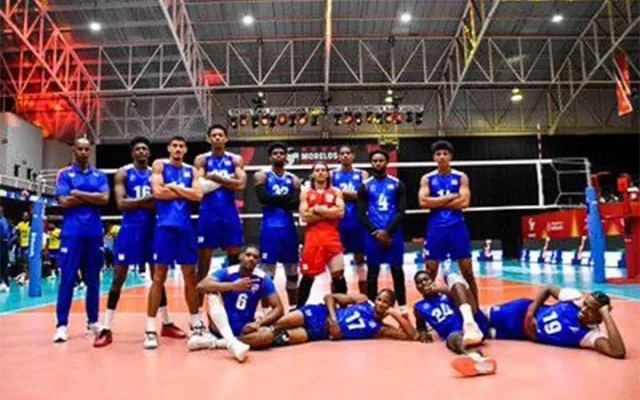 Jugadores de voleibol en plena acción durante un partido de la Copa Panamericana en México.