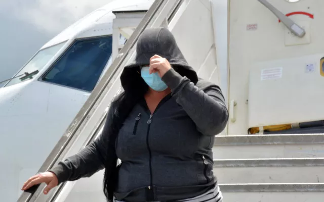 Avión de transporte de pasajeros en pista, representando traslados migratorios.
