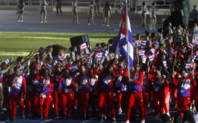 Delegación de atletas cubanos celebrando su participación en los Juegos Centroamericanos y del Caribe.