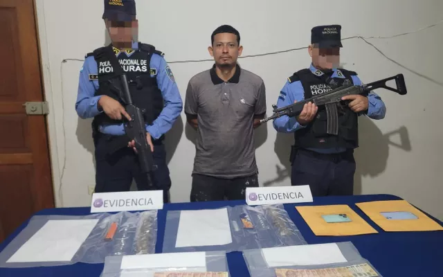 Imagen del operativo policial tras la detención de un ciudadano cubano en Honduras.