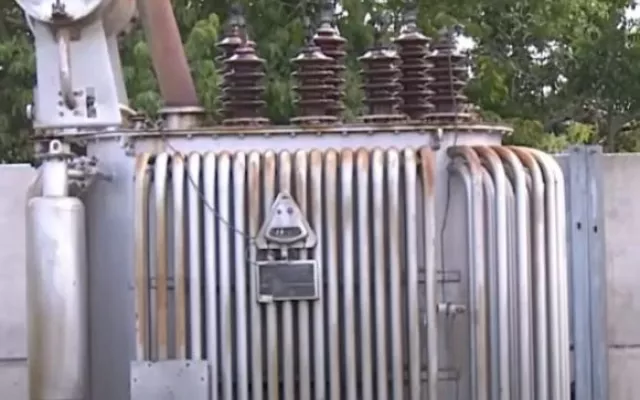 Fotografía del equipamiento técnico de una subestación eléctrica tras la intervención policial por robo de aceite dieléctrico.