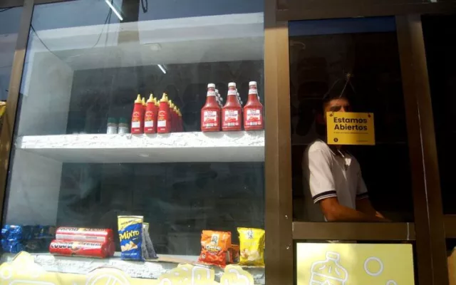 Estantes de un negocio en Cuba con escasa mercancía en medio de la crisis económica.
