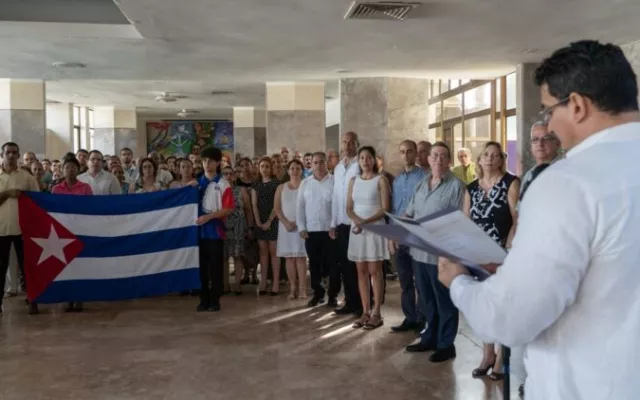 Diplomáticos cubanos siendo recibidos en el Ministerio de Relaciones Exteriores de Cuba tras su llegada desde República Dominicana.