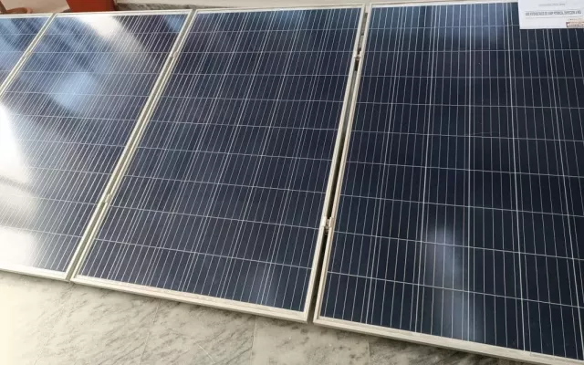Instalación de paneles solares en una de las sedes del ICAIC en Cuba.