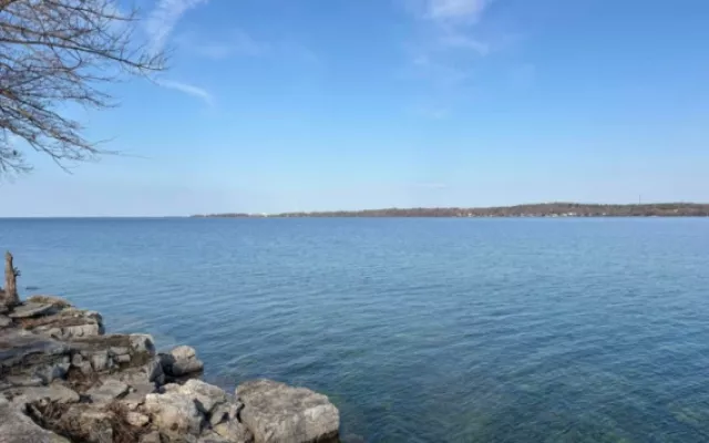 Vista aérea o panorámica del lago Ontario, el cual es objeto de una disputa política sobre su nombre.