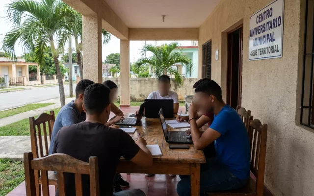 Estudiantes universitarios cubanos en un entorno académico adaptado a la descentralización territorial.