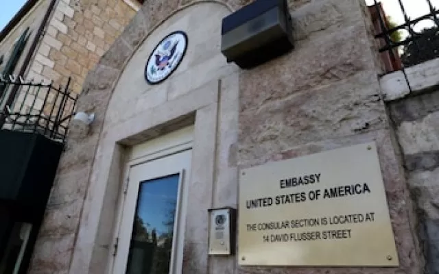 Sede diplomática de Estados Unidos en un entorno de seguridad reforzada.
