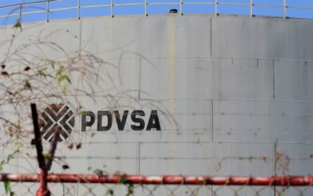 Instalaciones petroleras de la estatal PDVSA en operaciones de extracción.