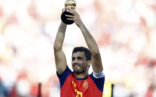 El futbolista Rodri Hernández posando con los colores del FC Barcelona.