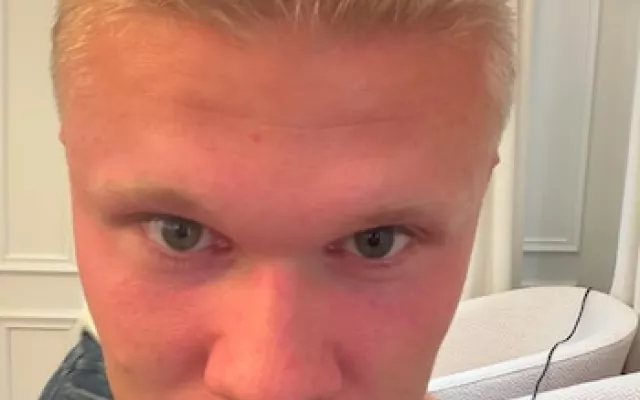 Erling Haaland con su nuevo corte de pelo corto.