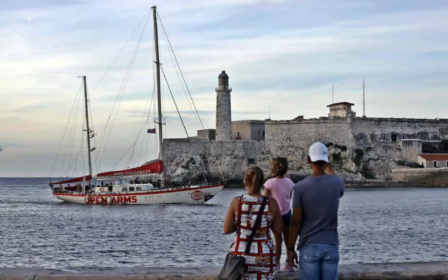Vista del velero Astral de la ONG Open Arms atracado en la Terminal de Cruceros de La Habana durante su misión humanitaria.