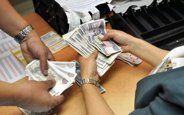Representación visual de billetes y concepto de salario.