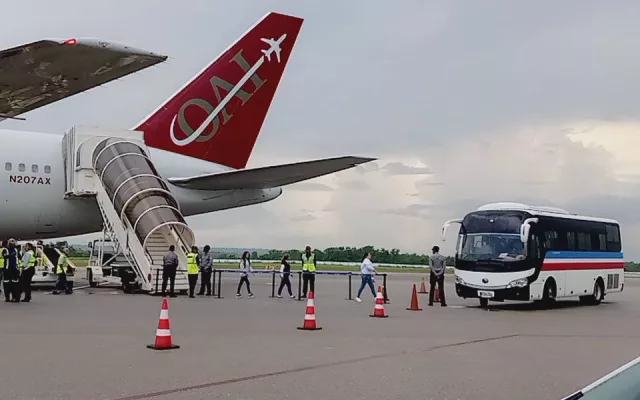 Avión en la pista de aterrizaje del Aeropuerto Internacional José Martí durante una operación de retorno de ciudadanos cubanos.