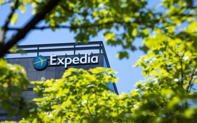 Logotipo de la agencia de viajes Expedia junto a una representación de edificios hoteleros en el contexto de litigios legales.