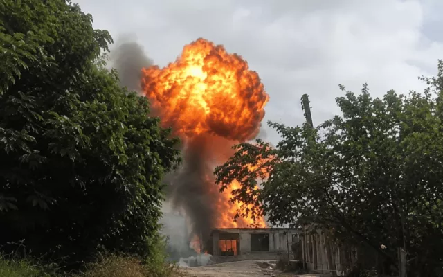 Vivienda en llamas tras una fuerte explosión en Arroyo Naranjo.