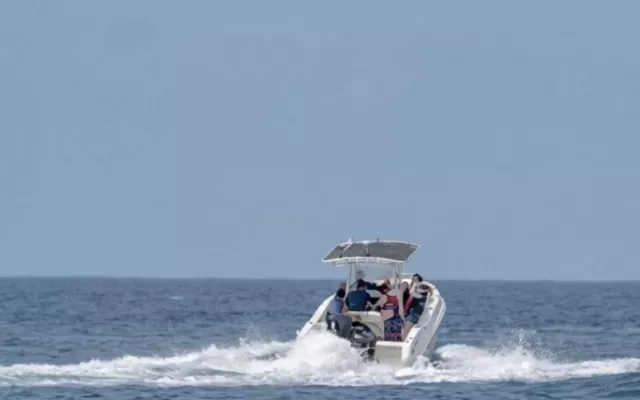 Embarcación precaria navegando en mar abierto, representando el peligro de las salidas irregulares desde Cuba.