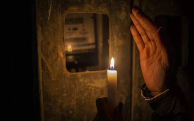 Infraestructura eléctrica dañada y equipos de mantenimiento trabajando en Cuba.