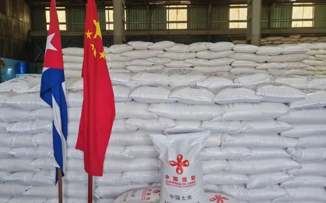 Sacos de arroz procedentes de China con etiquetas de asistencia durante la recepción en el puerto de La Habana.