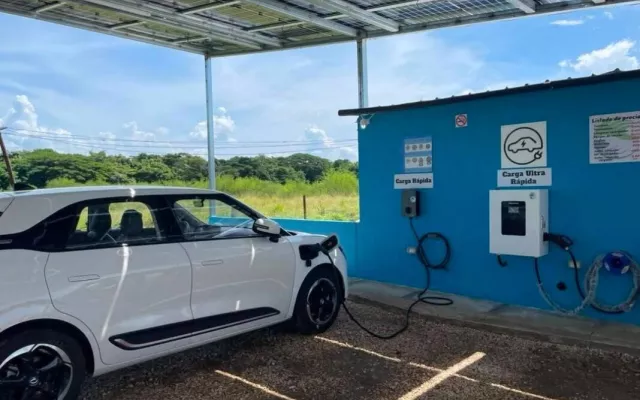 Vista de la nueva estación de carga solar para vehículos eléctricos inaugurada en Villa Clara.