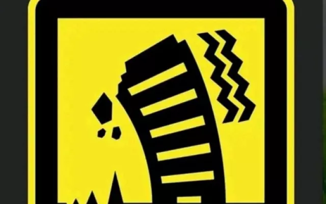 Captura de pantalla de un teléfono móvil mostrando una notificación de alerta de terremoto falsa recibida en Cuba.