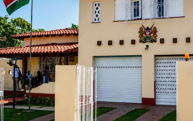 Fachada de la antigua embajada de கனia en La Habana, Cuba.