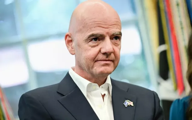 Sede de la FIFA en Suiza con banderas al frente.