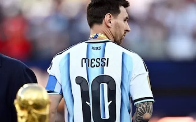 Lionel Messi vistiendo la camiseta de la Selección Argentina durante un partido oficial.