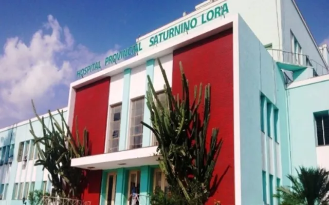 Vista exterior del Hospital General Saturnino Lora en Santiago de Cuba.