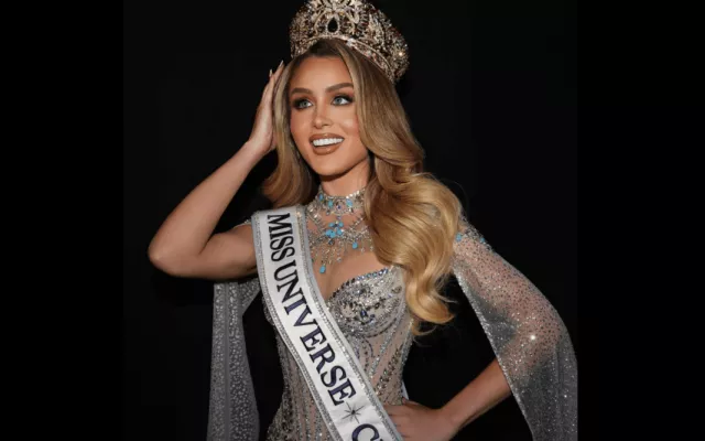 Mia Dio siendo coronada como la nueva Miss Universe Cuba 2026 en el escenario.