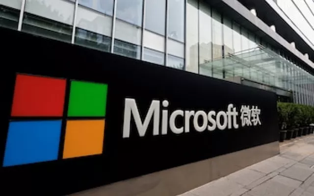 Logotipo de Microsoft en una oficina con diseño corporativo.