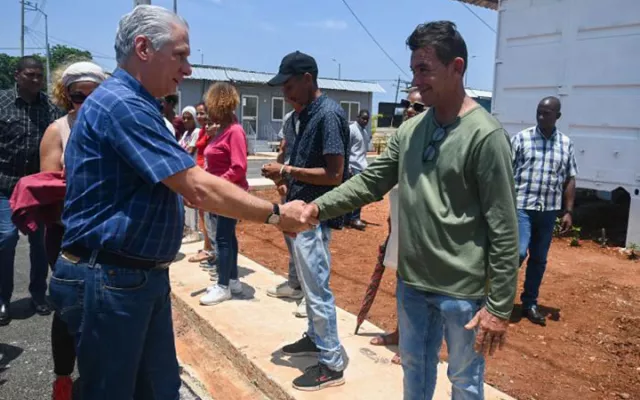 Miguel Díaz-Canel Bermúdez recorriendo la nueva comunidad residencial Los Tamarindos en La Habana durante el acto de entrega de viviendas.