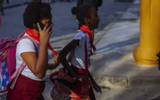 Estudiantes cubanos preparándose para el inicio del nuevo curso escolar en un entorno de limitaciones materiales.