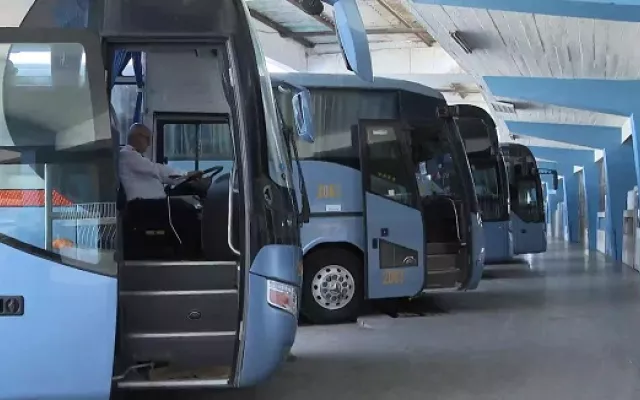 Autobuses de la empresa de Ómnibus Nacionales de Cuba estacionados.