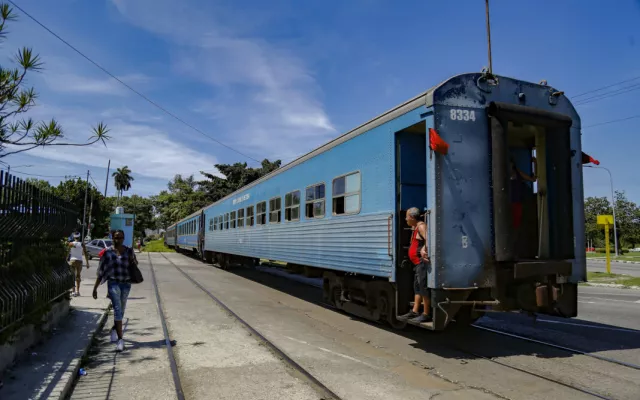 Tren de pasajeros en una vía férrea de Cuba.