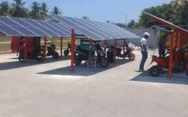 Instalaciones de carga para vehículos eléctricos con paneles solares en la zona de Playa del Megano.