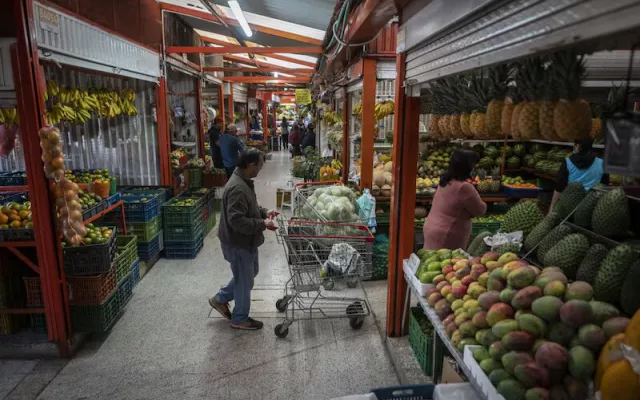 Imagen de un mercado con productos alimenticios de primera necesidad.
