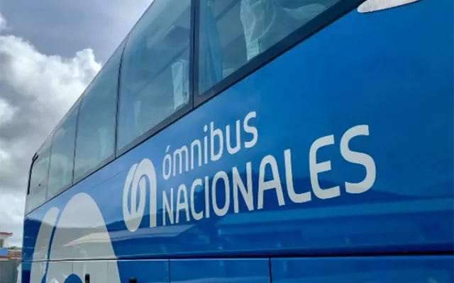 Nuevos ómnibus marca Yutong estacionados para cubrir la ruta nacional desde Holguín.
