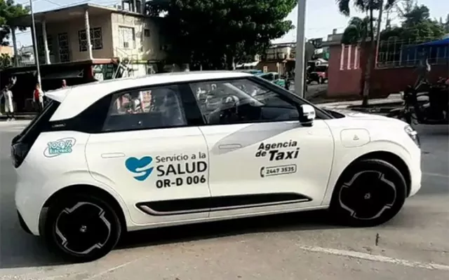 Automóviles eléctricos de color blanco estacionados destinados al traslado sanitario en Holguín.