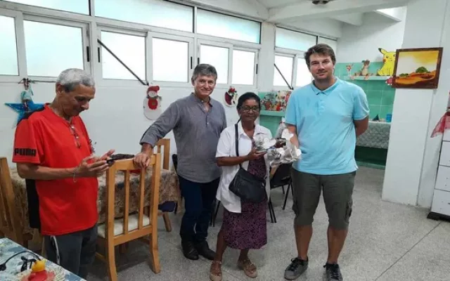 Representantes de la asociación francesa Ardenne Cuba junto a personal médico durante la entrega de donaciones en un centro psicopedagógico de Cienfuegos.