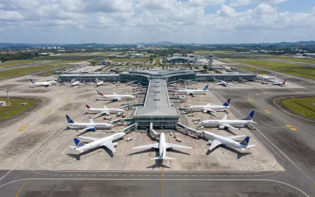 Vista aérea del Aeropuerto Internacional de Tocumen en Panamá.