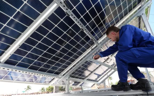 Instalación de paneles solares fotovoltaicos en un parque energético.