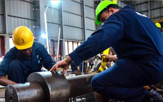 Operarios realizando trabajos de mantenimiento en una unidad de una central termoeléctrica.