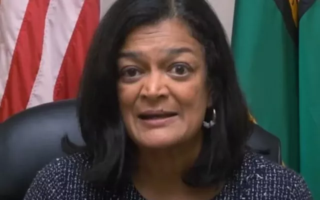 La congresista demócrata Pramila Jayapal durante una intervención pública.