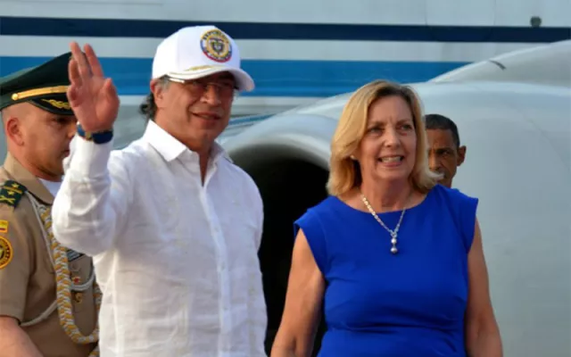 El presidente de Colombia, Gustavo Petro, siendo recibido a su llegada al Aeropuerto Internacional José Martí en La Habana.