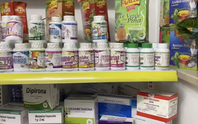 Vista exterior de la nueva farmacia privada en el municipio de Regla con letreros informativos.
